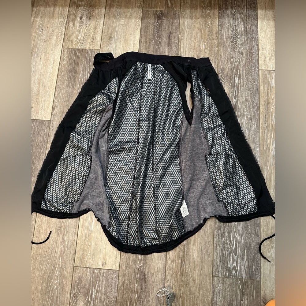 đď¸ Fabletics VEST great condition. - Picture 4 of 10